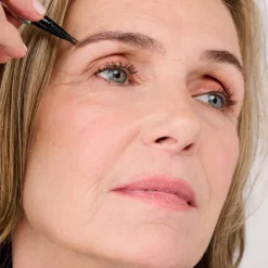 Augenbrauenstifte Mighty Fine Brow Pen - Superfeiner Brauenstift mit Dreifacher Spitze von Benefit