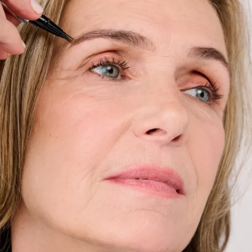 Augenbrauenstifte Mighty Fine Brow Pen - Superfeiner Brauenstift mit Dreifacher Spitze von Benefit