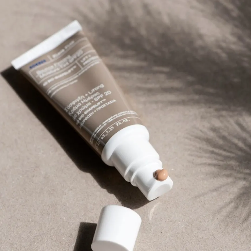 Black Pine 4D Bio-ShapeLift Straffende Feuchtigkeitscreme SPF20 von KORRES