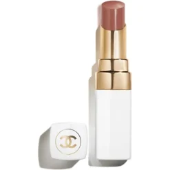 CHANEL ROUGE COCO BAUME Der getönte und feuchtigkeitsspendende Balsam, dessen Farbintensität sich ganz individuell anpassen lässt, sorgt Tag für Tag für wunderschöne Lippen