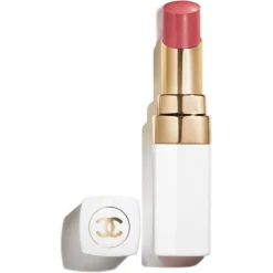 CHANEL ROUGE COCO BAUME Der getönte und feuchtigkeitsspendende Balsam, dessen Farbintensität sich ganz individuell anpassen lässt, sorgt Tag für Tag für wunderschöne Lippen