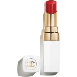 CHANEL ROUGE COCO BAUME Der getönte und feuchtigkeitsspendende Balsam, dessen Farbintensität sich ganz individuell anpassen lässt, sorgt Tag für Tag für wunderschöne Lippen