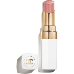 CHANEL ROUGE COCO BAUME Der getönte und feuchtigkeitsspendende Balsam, dessen Farbintensität sich ganz individuell anpassen lässt, sorgt Tag für Tag für wunderschöne Lippen