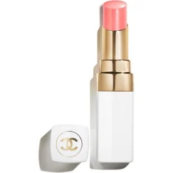 CHANEL ROUGE COCO BAUME Der getönte und feuchtigkeitsspendende Balsam, dessen Farbintensität sich ganz individuell anpassen lässt, sorgt Tag für Tag für wunderschöne Lippen