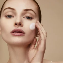 Clé de Peau Beauté Skin-Refining Clay Scrub