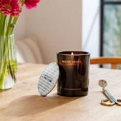 Delicious Rhubarb & Rose Scented Candle von Molton Brown