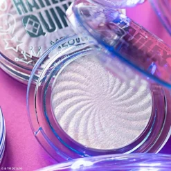 Harley Quinn Meta Glow Highlighter von Essence