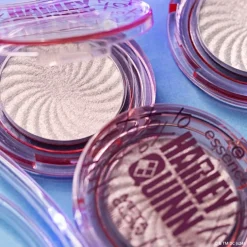 Harley Quinn Meta Glow Highlighter von Essence