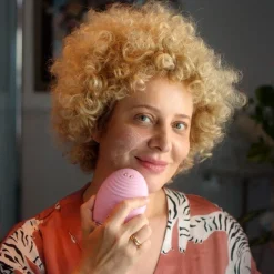 LUNA 4  Plus Normal Skin Thermo-Gesichtsreinigungsgerät mit NIR, rotem LED-Licht und Mikrostrom von Foreo