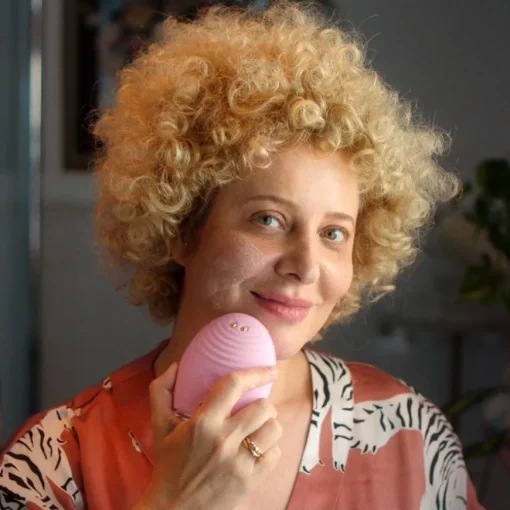 LUNA 4  Plus Normal Skin Thermo-Gesichtsreinigungsgerät mit NIR, rotem LED-Licht und Mikrostrom von Foreo