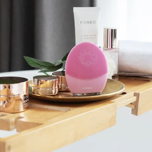 LUNA 4  Plus Normal Skin Thermo-Gesichtsreinigungsgerät mit NIR, rotem LED-Licht und Mikrostrom von Foreo