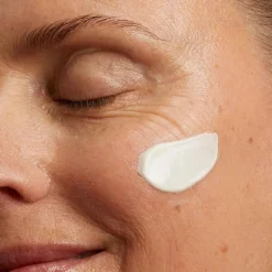 Nutri-Lumière 60+ Jour SPF 15 Crème - Toutes peaux von CLARINS