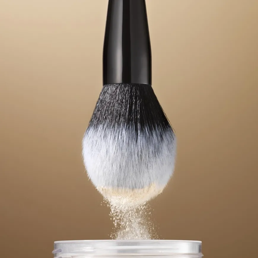 Pinsel Blurring Powder Brush von KEVYN AUCOIN