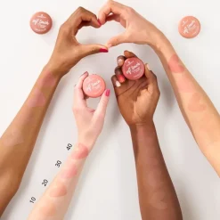 Rouge Soft Touch Mousse Blush von Essence