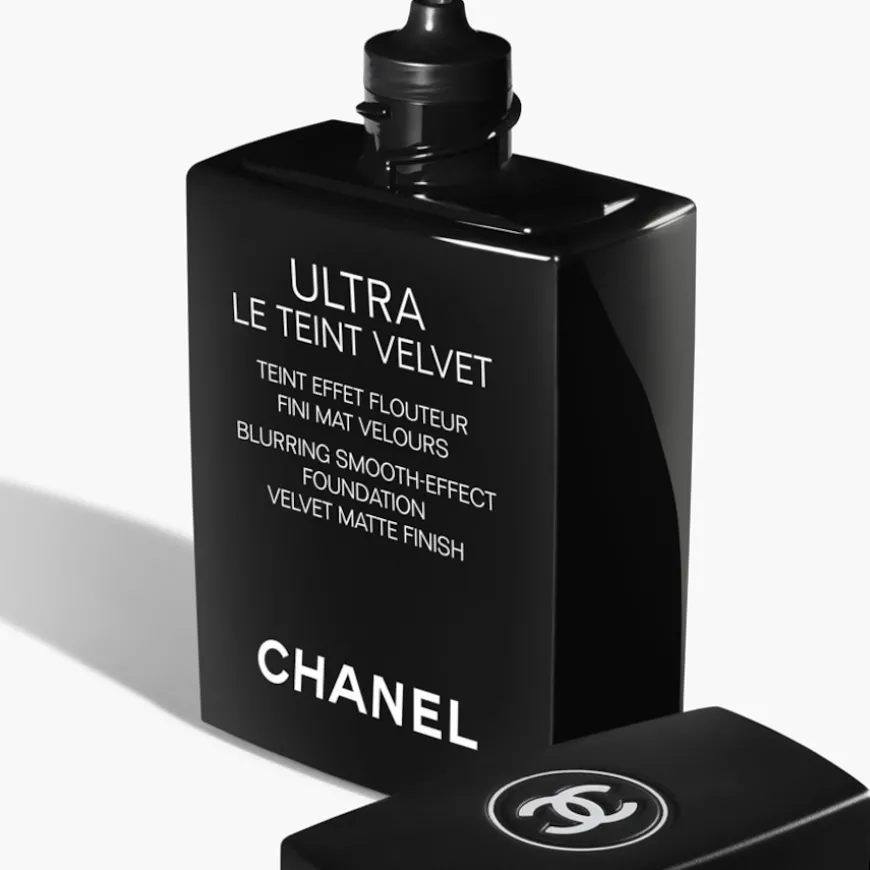TEINT GRUNDIERUNG ULTRA LE TEINT VELVET Foundation mit Weichzeichnereffekt. Samtig-mattes Finish. von CHANEL