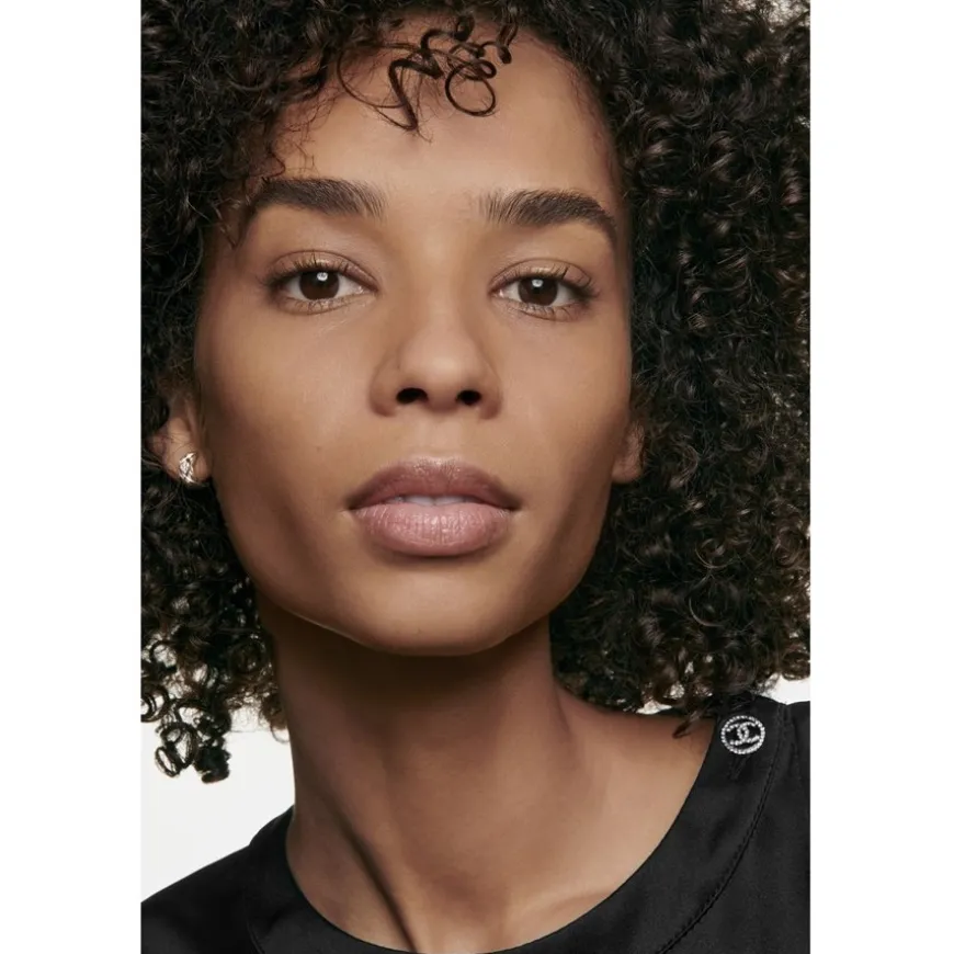 TEINT GRUNDIERUNG ULTRA LE TEINT VELVET Foundation mit Weichzeichnereffekt. Samtig-mattes Finish. von CHANEL