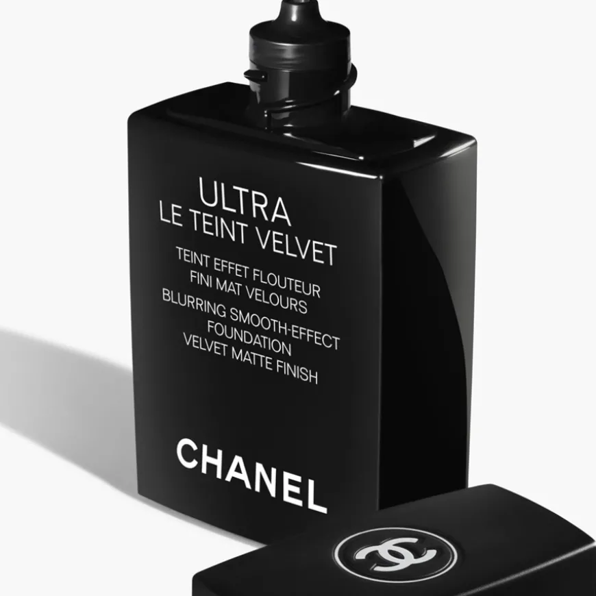 TEINT GRUNDIERUNG ULTRA LE TEINT VELVET Foundation mit Weichzeichnereffekt. Samtig-mattes Finish. von CHANEL