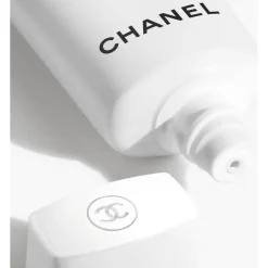 UV ESSENTIEL UV ESSENTIEL Umfassender Schutz - UV-Umweltschadstoffe – Antioxidativ SPF 50 von CHANEL