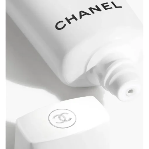 UV ESSENTIEL UV ESSENTIEL Umfassender Schutz - UV-Umweltschadstoffe – Antioxidativ SPF 50 von CHANEL
