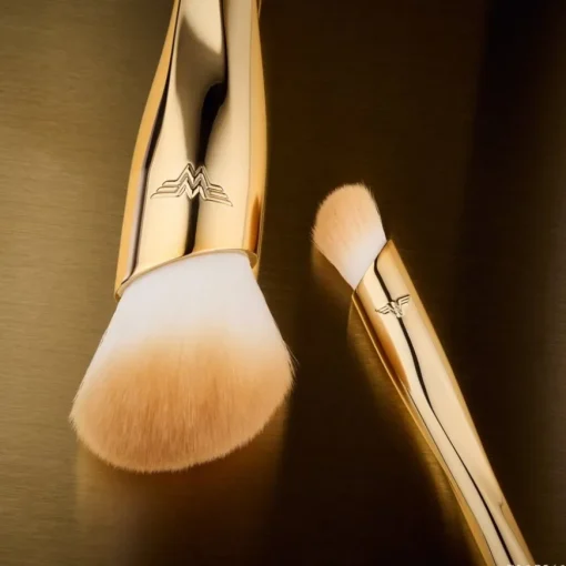Wonder Woman Blush Brush von Catrice